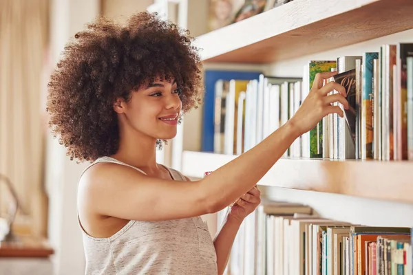 Favour Bold Attractive Young Woman Browsing Book Shelf Home — 图库照片