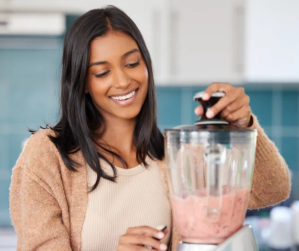 Smoothies Loaded All Good Stuff Young Woman Preparing Healthy Smoothie — Zdjęcie stockowe