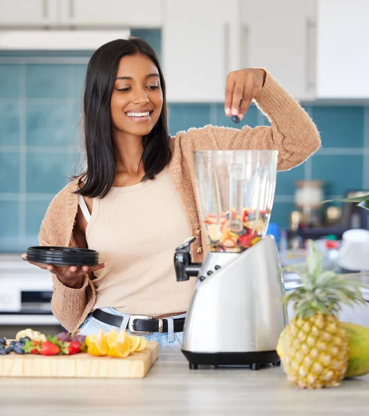 Smoothies Provide Quick Lasting Energy Young Woman Preparing Healthy Smoothie — Zdjęcie stockowe