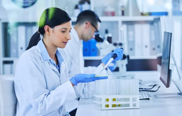Each Dosage Carefully Measured Attractive Young Female Scientist Working Her — Photo