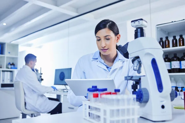 Technology Unlocks Possibilities Attractive Young Female Scientist Working Microscope Tablet — Foto Stock