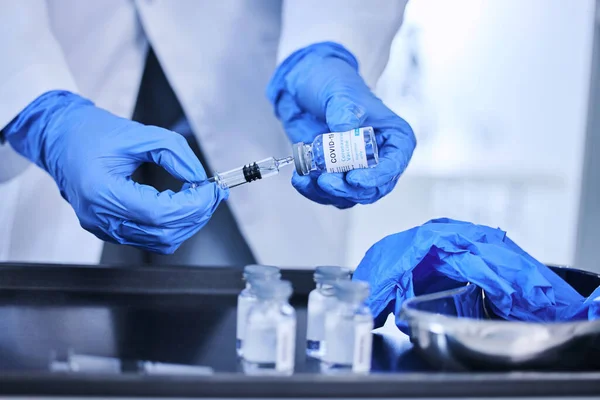 Aşı Için Hazırlanıyorum Tanımlanamayan Bir Bilimadamı Şırıngayla Laboratuardaki Şişeden Aşıyı — Stok fotoğraf