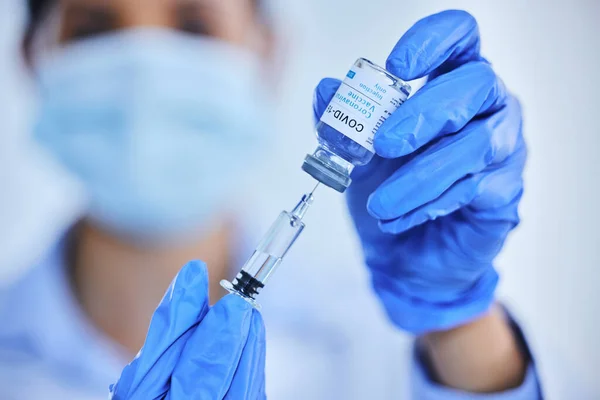 Getting Your Vaccine Ready Unrecognizable Female Scientist Using Syringe Extract — 图库照片