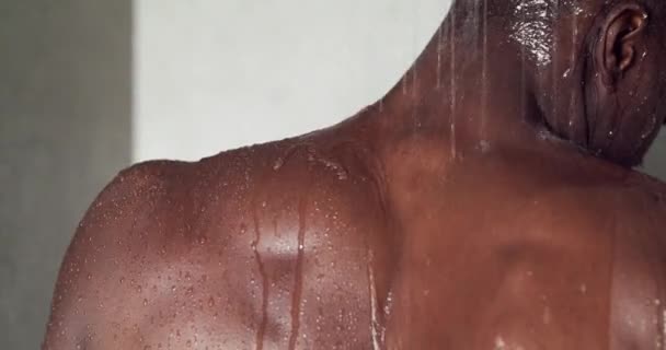 Video Footage Unrecognizable Muscular Man Taking Shower Home — 图库视频影像