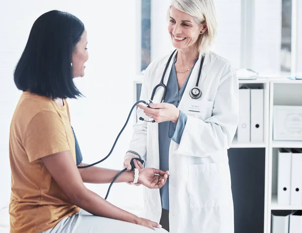 Your Pressure Well Normal Range Doctor Examining Woman Blood Pressure — Foto Stock