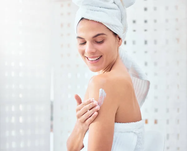 Soft Skin Brings Joy Woman Applying Moisturiser Her Arms Shoulders — Foto Stock