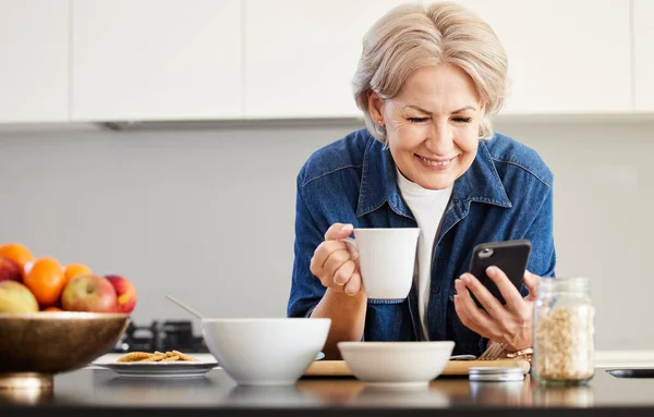 Доброго Ранку Старша Жінка Використовує Свій Мобільний Телефон Каву Вдома — стокове фото