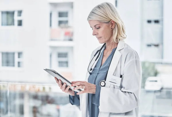 Going Paperless Route Patient Care Mature Doctor Using Digital Tablet — Foto Stock