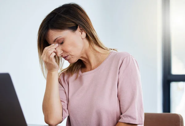 Dont Think Can Today Female Manager Experiencing Headache Work — Stockfoto