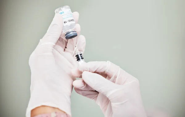 Lets Take Action Fight Virus Scientist Extracting Medication Using Syringe — Stockfoto