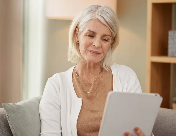 Well Theres Something Never Knew Mature Woman Using Digital Tablet — Stockfoto