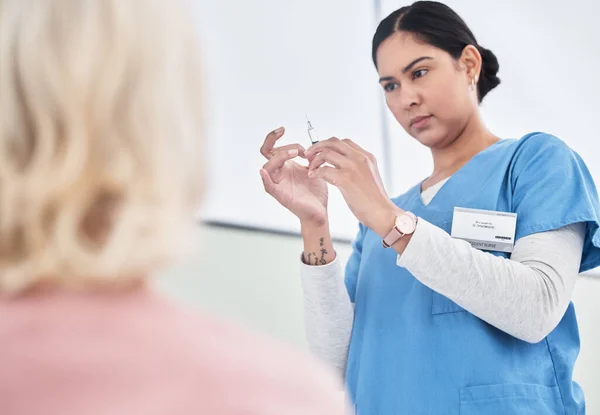 Making Sure Dosage Just Right Female Nurse Getting Ready Inject — Foto Stock