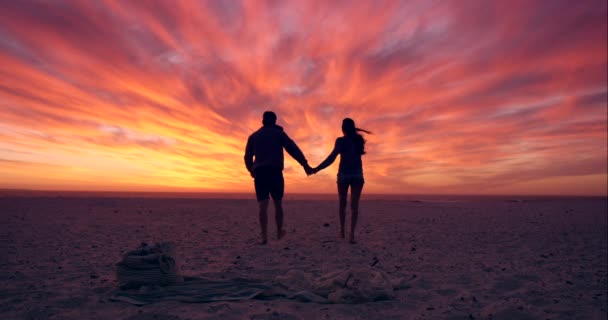 Video Beelden Van Een Paar Wandelen Het Strand Bij Zonsondergang — Stockvideo