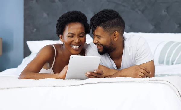 Theres Lot Can Learn Love Young Couple Using Digital Tablet — Fotografia de Stock