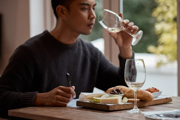 Wine Sensory Experience Engages All Your Senses Man Enjoying Cheese — kuvapankkivalokuva