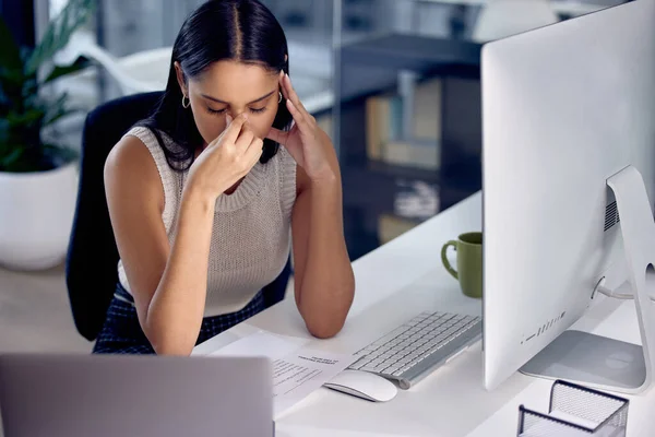 Job Can Taxing Times Female Call Center Worker Experiencing Headache — Fotografia de Stock