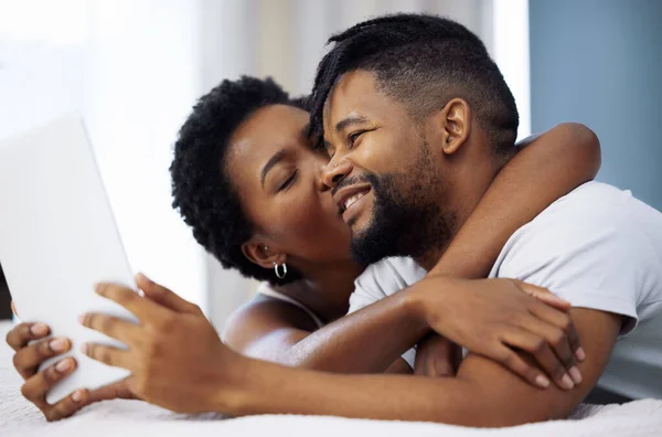 You Can Find Connection Keep Young Couple Using Digital Tablet — 스톡 사진