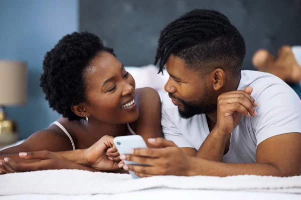 You Cant Fake Kind Connection Young Couple Using Smartphone Bed — Fotografia de Stock