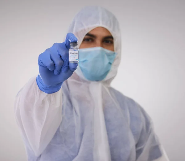 Trust You Need Medical Professional Standing Disposable Hazmat Suit Holding — ストック写真