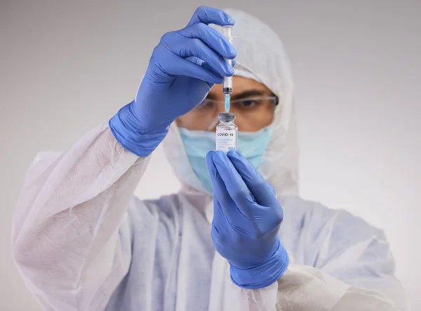 Contaminations Watch Medical Professional Standing Disposable Hazmat Suit Using Syringe — Stockfoto