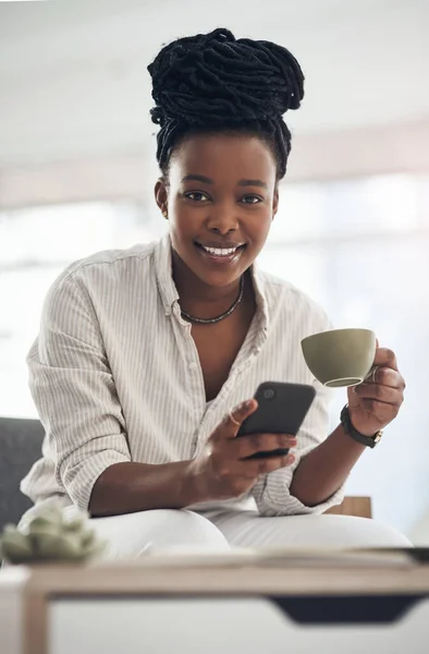 Taking Coffee Break Instrumental Health Businesswoman Using Her Smartphone Send — Stock Photo, Image