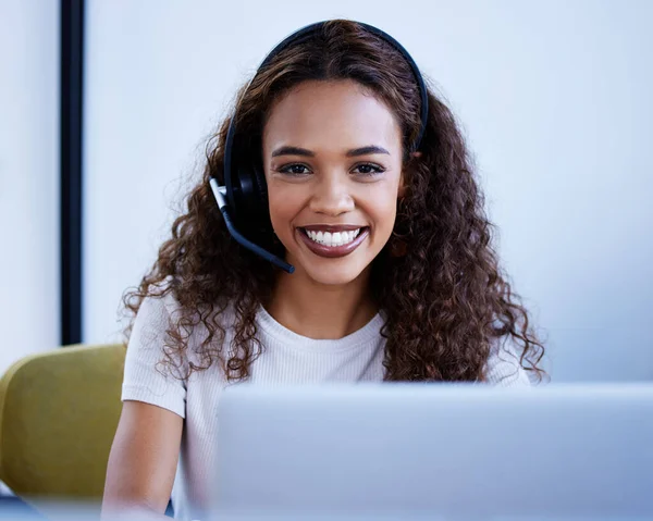 Making Big Sales Simply Part Day Portrait Young Call Centre — Stock Photo, Image