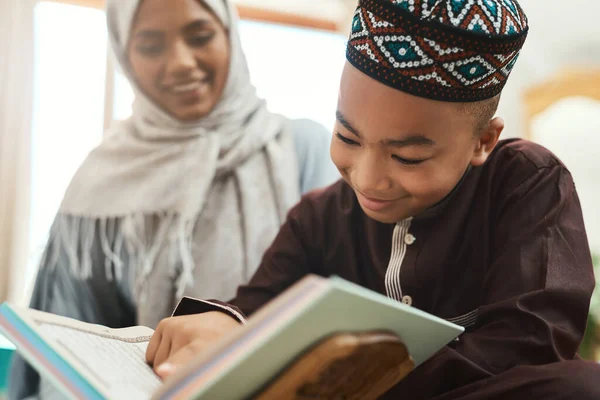 Education Lighting Fire Young Muslim Mother Her Son Reading Lounge — Foto Stock