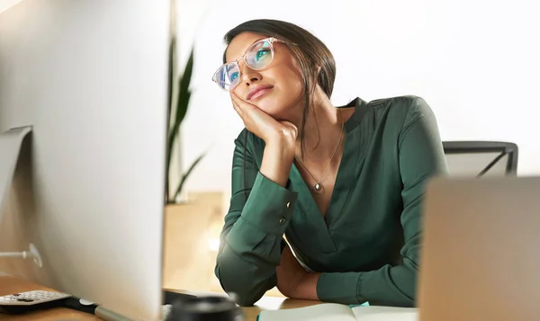 Dreaming Martinis Beach Young Businesswoman Staring Her Screen Boredom — Foto Stock