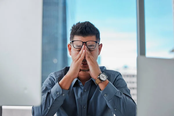 Shouldnt Have Let Happen Handsome Young Businessman Sitting Alone Office — Fotografia de Stock