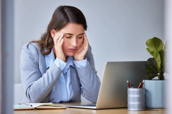 Cant Take Anymore Stress Businesswoman Experiencing Headache Work — Stock Fotó