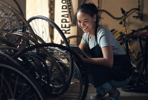Makeup Has Never Thrilled Young Happy Young Woman Fixing Bike — Foto de Stock