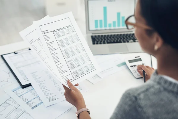 Reviewing Her Documents Needed Filing Closeup Shot Unrecognisable Businesswoman Calculating — Fotografia de Stock