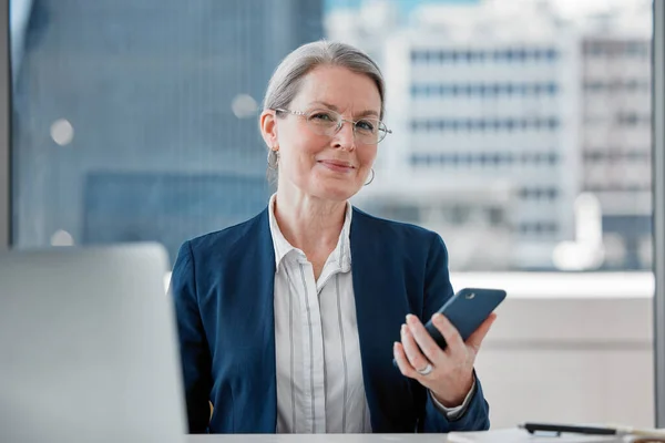 Team Have Speed Dial Mature Businesswoman Sitting Alone Office Using — Fotografia de Stock