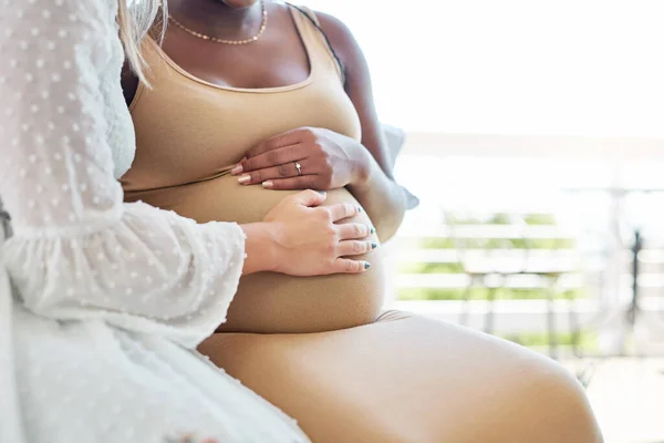 Feeling Indescribable Woman Touching Her Friends Pregnant Belly — Foto Stock