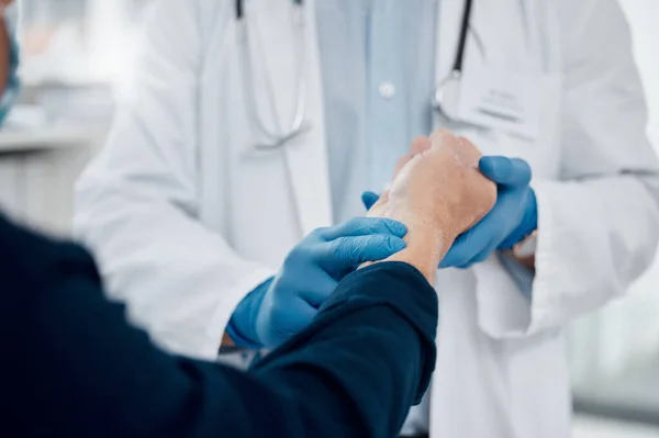 Just Feeling Your Pulse Unrecognizable Doctor Checking Patients Pulse Office — Photo