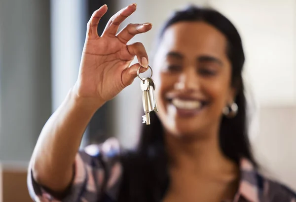 Some Moving House Just Another Habit Young Woman Showing Keys — Stockfoto