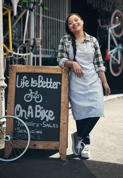 Job Start Story Portrait Young Woman Leaning Bicycle Repair Shop — 图库照片