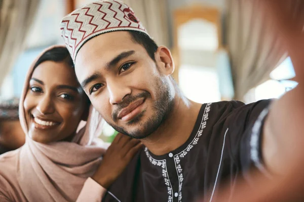 Remembering Precious Times Her Young Muslim Couple Taking Selfies Together — Stockfoto