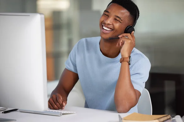 Staying Friendly Polite All His Customers Young Businessman Using Computer — Stockfoto