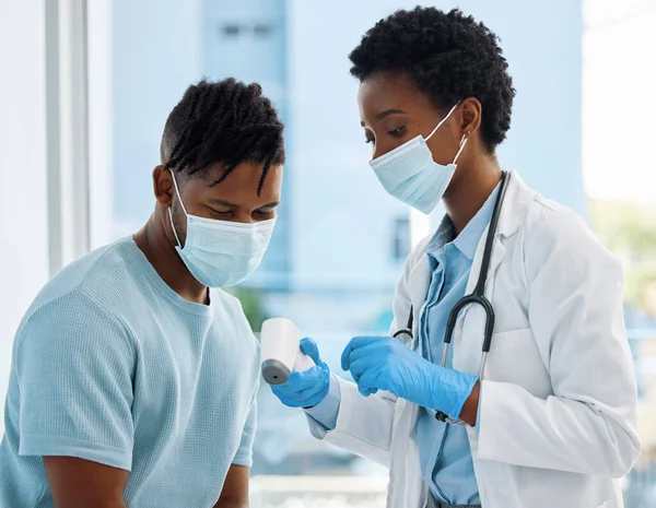 Your Temperature Looking Good Doctor Showing Her Patient His Temperature — Foto de Stock