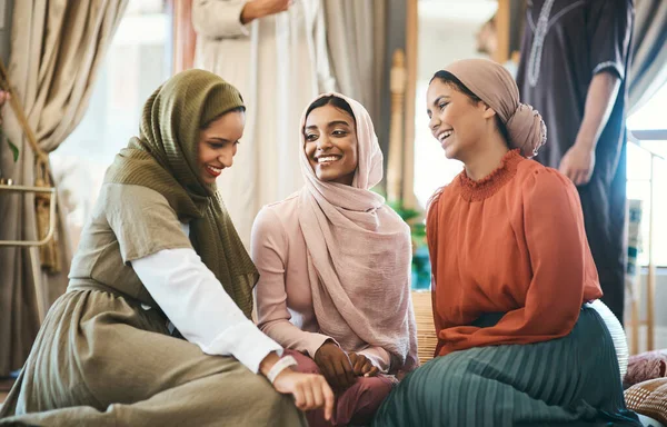 What Have You Been Group Muslim Women Relaxing Together — Foto Stock