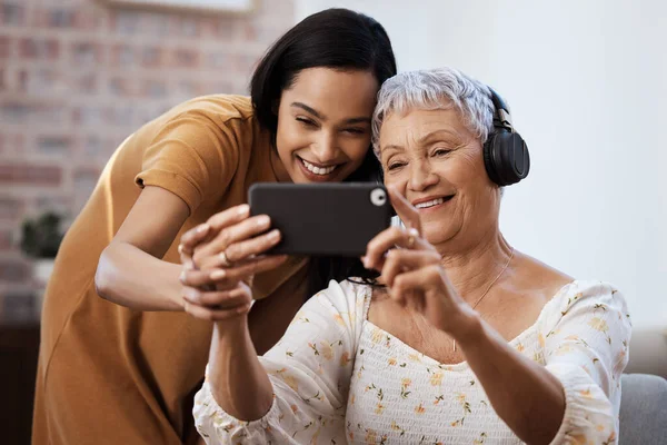 Tap Here Take Selfie Senior Woman Using Smartphone Take Selfies — Foto de Stock