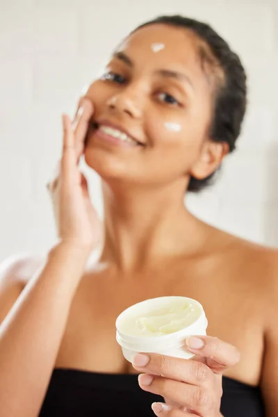 Its Noticeable Glow Young Woman Using Facial Moisturiser Home — Stock fotografie