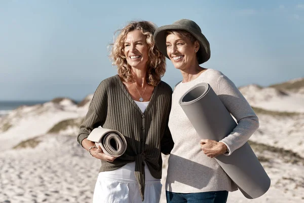 Should Set Two Attractive Mature Woman Standing Beach — Fotografia de Stock