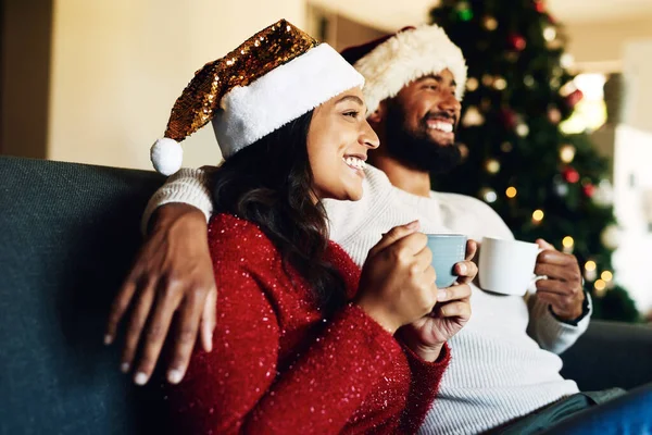 Hot Chocolate Happy Christmas Memories Happy Young Couple Relaxing Sofa — Stok fotoğraf