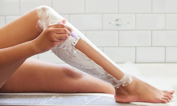 Body Temple Unrecognizable Woman Shaving Her Legs — Stock Photo, Image
