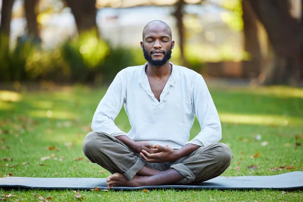 Perfectly Peaceful Full Length Shot Handsome Young Man Meditating While — Stock fotografie
