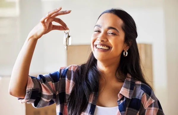 Chance Create New Memories Young Woman Showing Keys Her New — Foto Stock