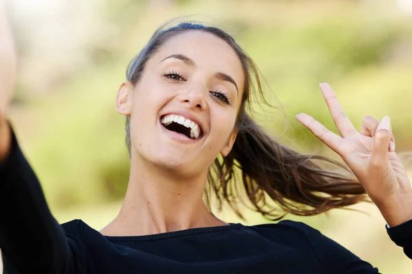 Peace Out Cropped Portrait Attractive Athletic Young Woman Gesturing Peace — Foto Stock