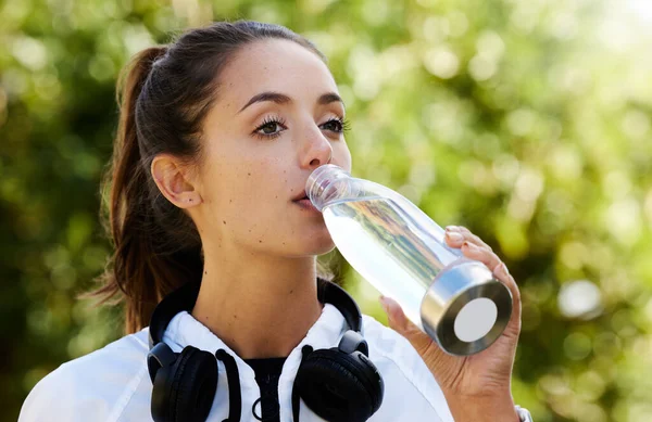 Taking Lots Fluids Her Run Attractive Athletic Young Woman Drinking — Stok fotoğraf